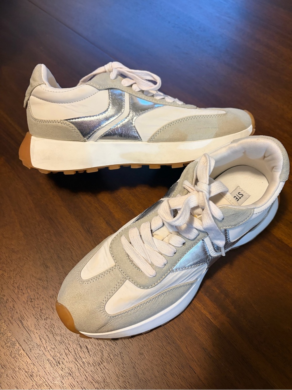 Steve Madden Women’s White and Silver Retro Escapade Sneakers